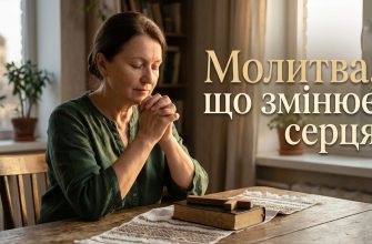 Людина молиться зі свічкою в руках, символ віри та надії